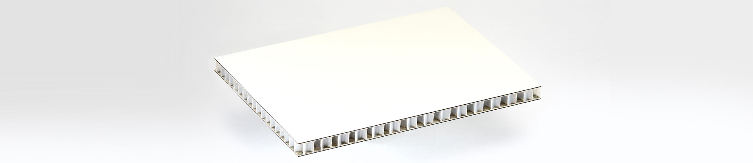 COMPOCEL® HP is a sandwich panel with a face in high pressure laminate and a core in polypropylene honeycomb. It offers high mechanical properties
